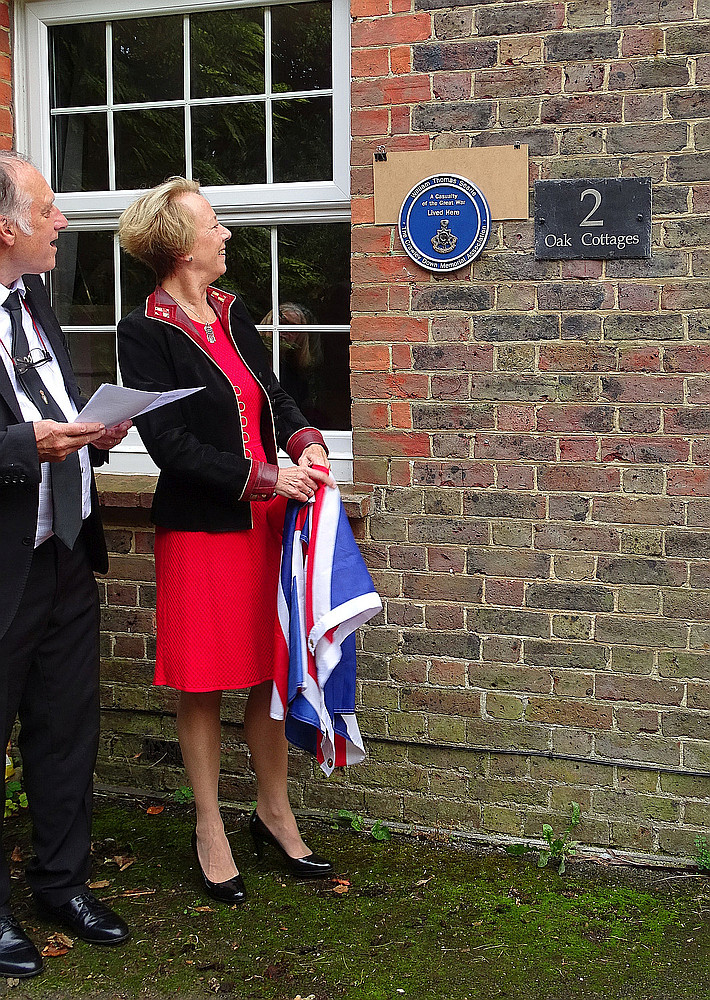 Linda Stockwell unveiling the plaque at 2 Sandy Lane